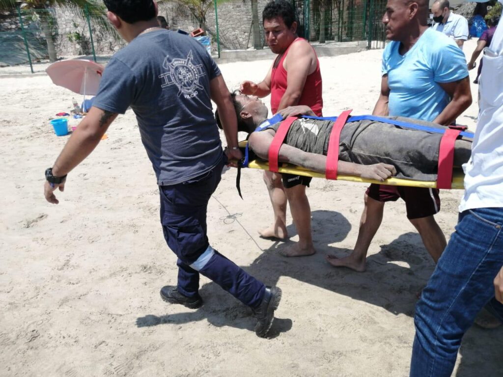 Rescatan a turista en playa La Ropa