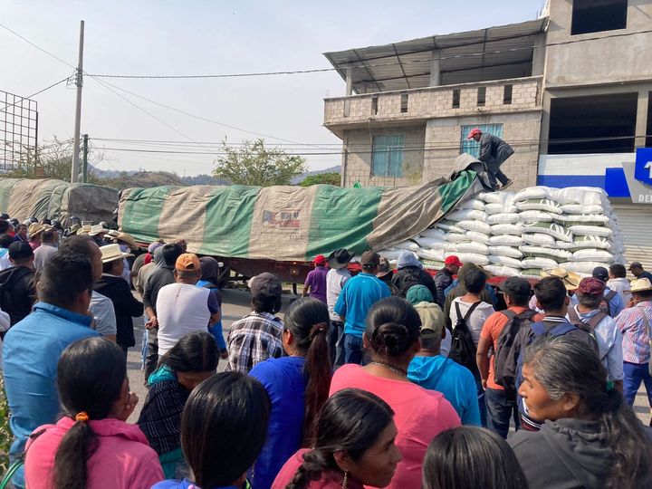 En Chilapa… Campesinos interceptan tráiler y roban fertilizante de la Sader