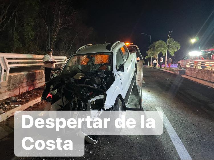 Muere chofer tras chocar su camioneta en Ixtapa