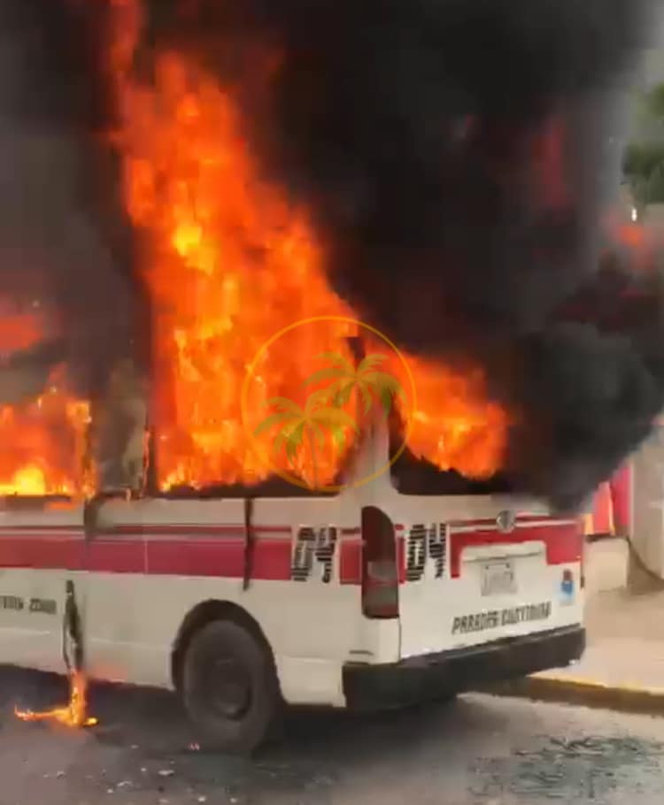 Se incendia Urvan en el Centro de Zihuatanejo