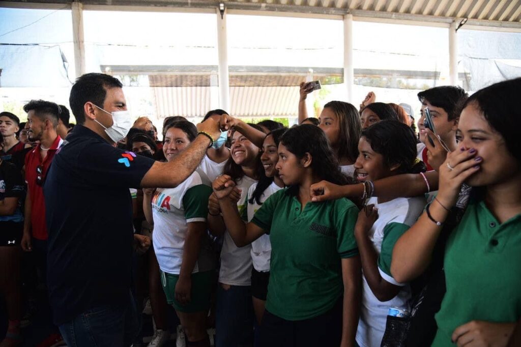 Alcalde Jorge Sánchez Allec entrega premios a ganadores de evento deportivo por Día del Estudiante