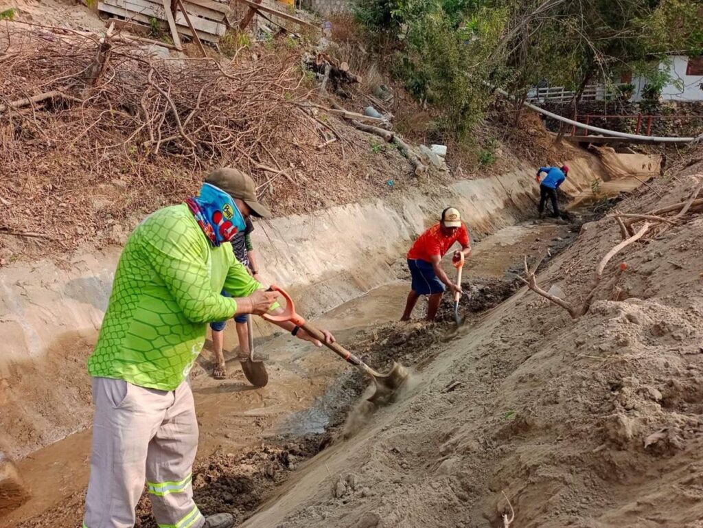 Gobierno de Zihuatanejo recolecta 955 toneladas de la limpieza del canal pluvial Primavera de la Col. Los Barriles