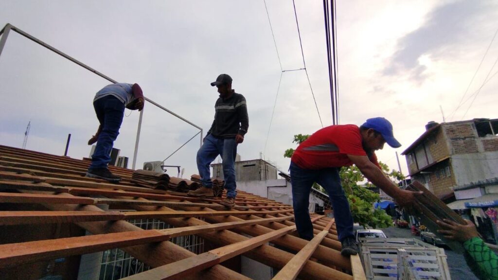 Gobierno de Zihuatanejo continúa con el mejoramiento de imagen de la ciudad con nuevos tejabanes