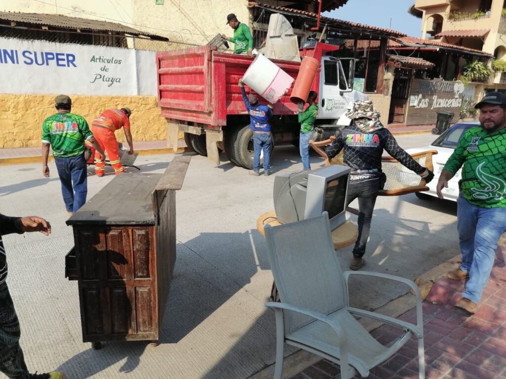 Servicios Públicos recolecta más de 20 toneladas de cacharros en colonias de Zihuatanejo