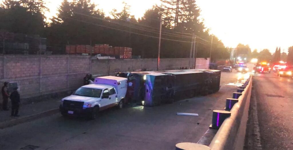 Accidente de autobús en Toluca deja 2 muertos y varios heridos