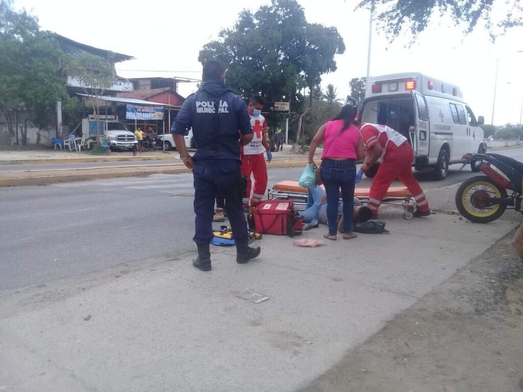 Camioneta de Jumex atropella a joven en Atoyac