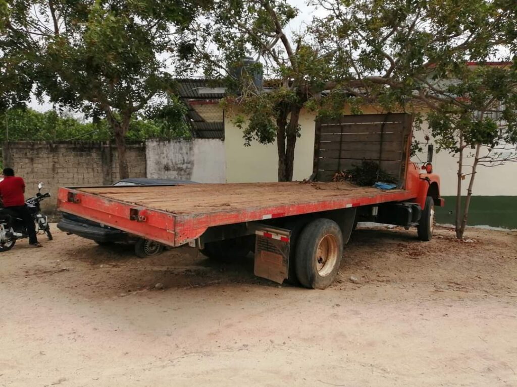 Camión obstruye entrada de escuela en Atoyac, acusan