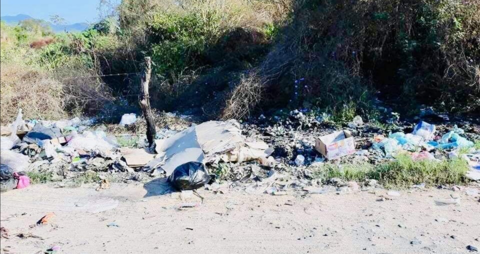 Lamentan tiraderos de basura a orillas de carretera en Atoyac