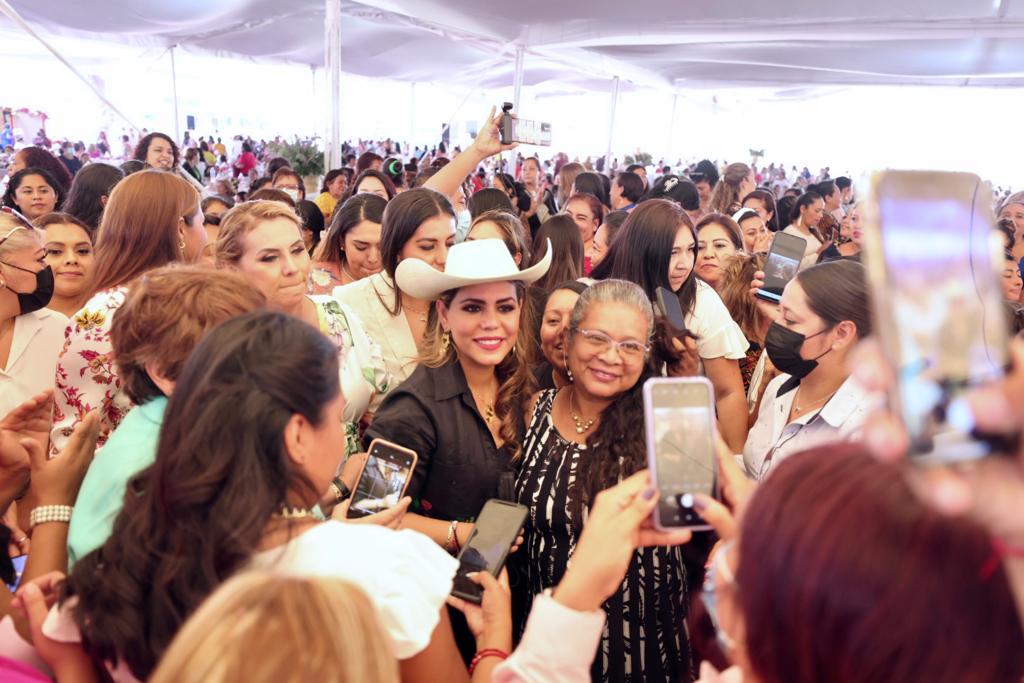 Celebra Evelyn Salgado el Día de las Madres con trabajadoras del gobierno del estado