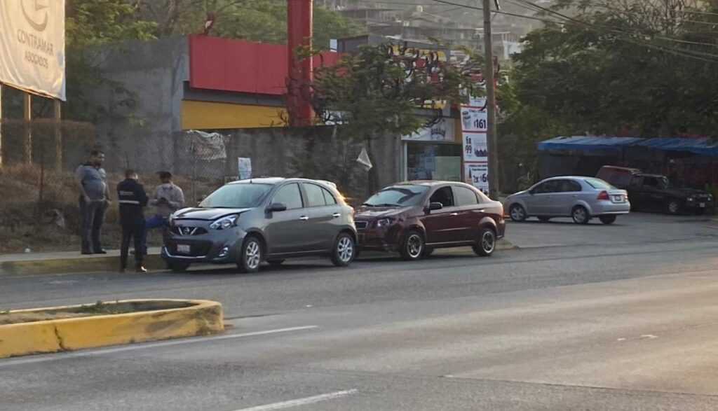Choque vehicular en Paseo de Zihuatanejo deja daños materiales