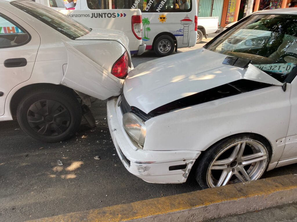 Chofer se queda sin frenos y choca contra otro auto en Zihuatanejo