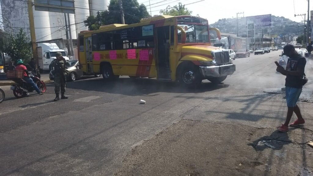 Transportistas y comerciantes… Durante casi 5 horas colapsan Acapulco con bloqueos viales