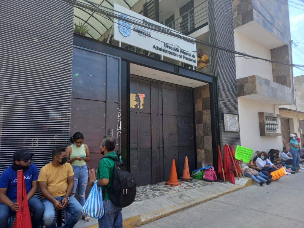 Chilpancingo… Familiares reclaman plazas de docentes que han fallecido