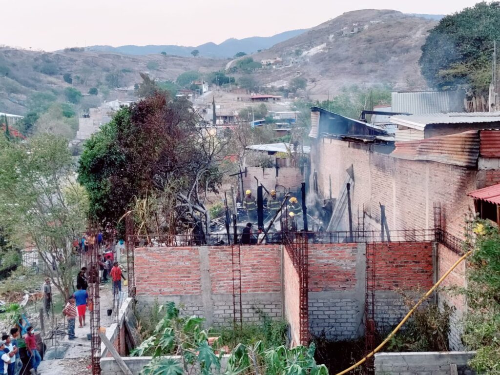 En Chilpancingo… Se incendian dos humildes viviendas en Petaquillas; quedaron como pérdida total