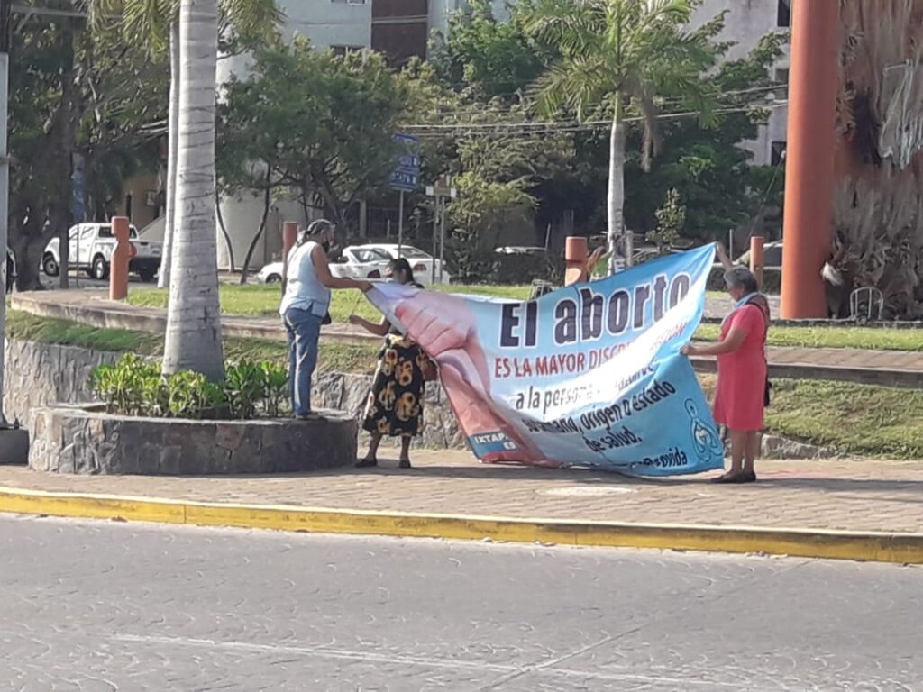 Traidores y asesinos grita colectivo contra los diputados locales tras legalizar el aborto en Guerrero
