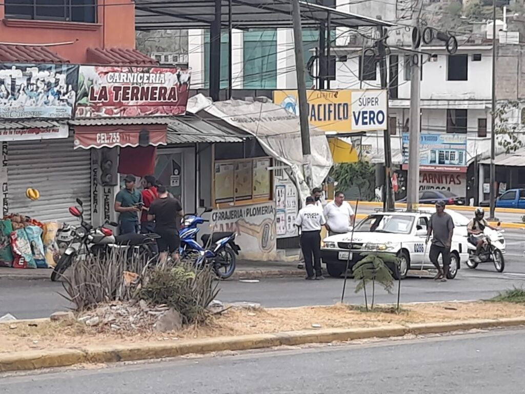 Choques simultáneos de motociclistas en Paseo de Zihuatanejo sólo deja daños materiales