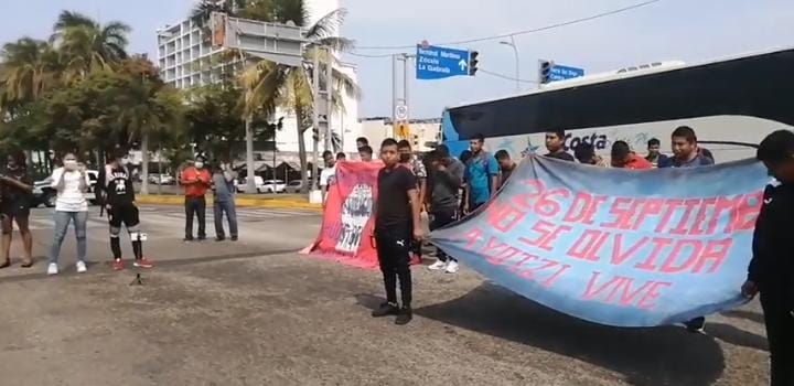 Reclaman normalistas de Ayotzinapa igual interés en la localización de los 43 desaparecidos de Iguala; hacen su protesta mensual en el Antimonumento