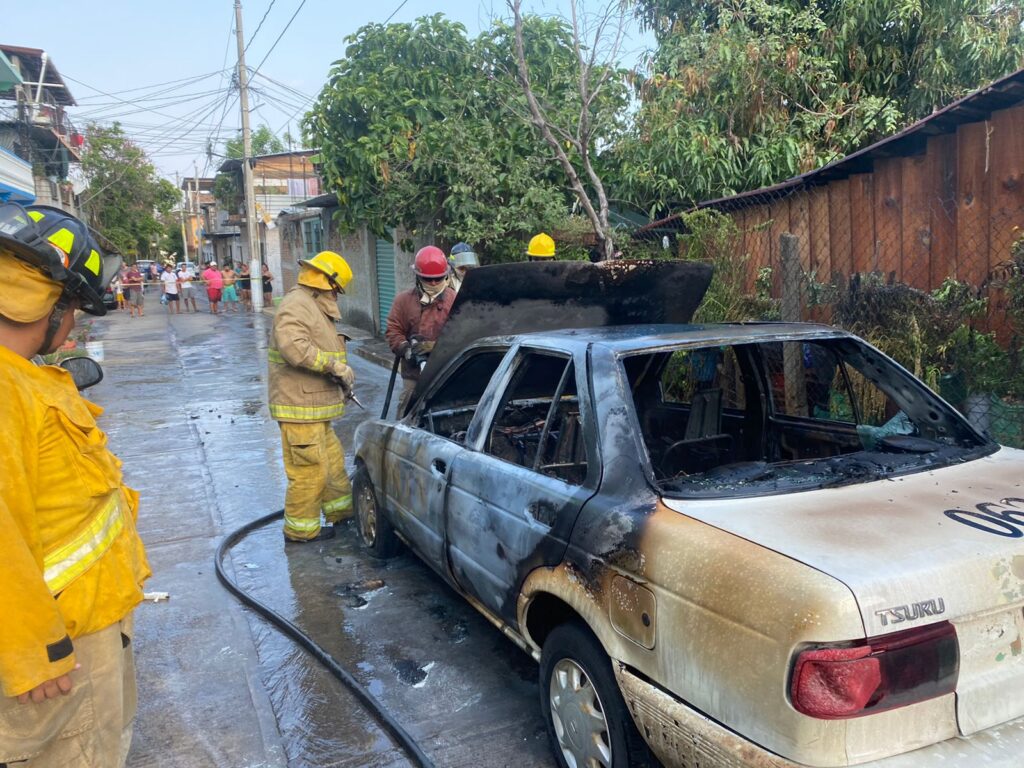 Incendio consume taxi en la Primer Paso de Zihuatanejo