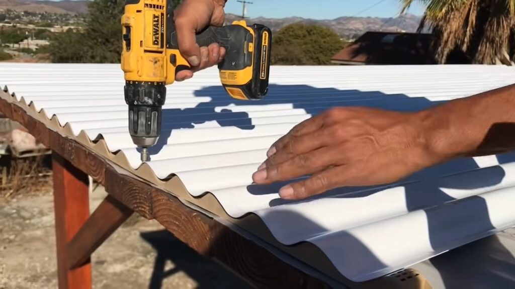 Reparan techos en la colonia Azteca ante la temporada de lluvias