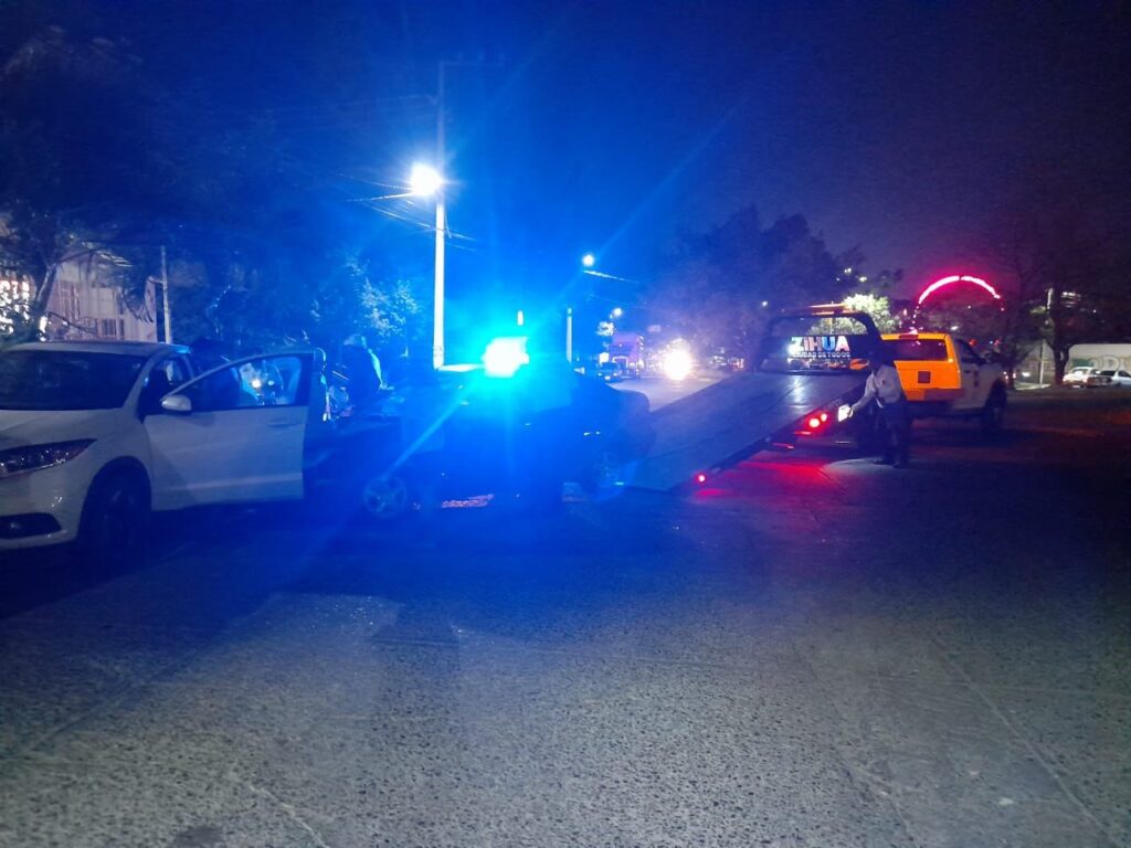 Vehículo choca contra un coche estacionado en acceso a la Primer Paso en Zihuatanejo