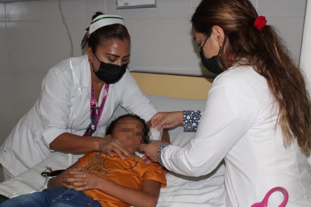 Con éxito, especialistas del IMSS Guerrero extraen varilla de media pulgada de axila de niña