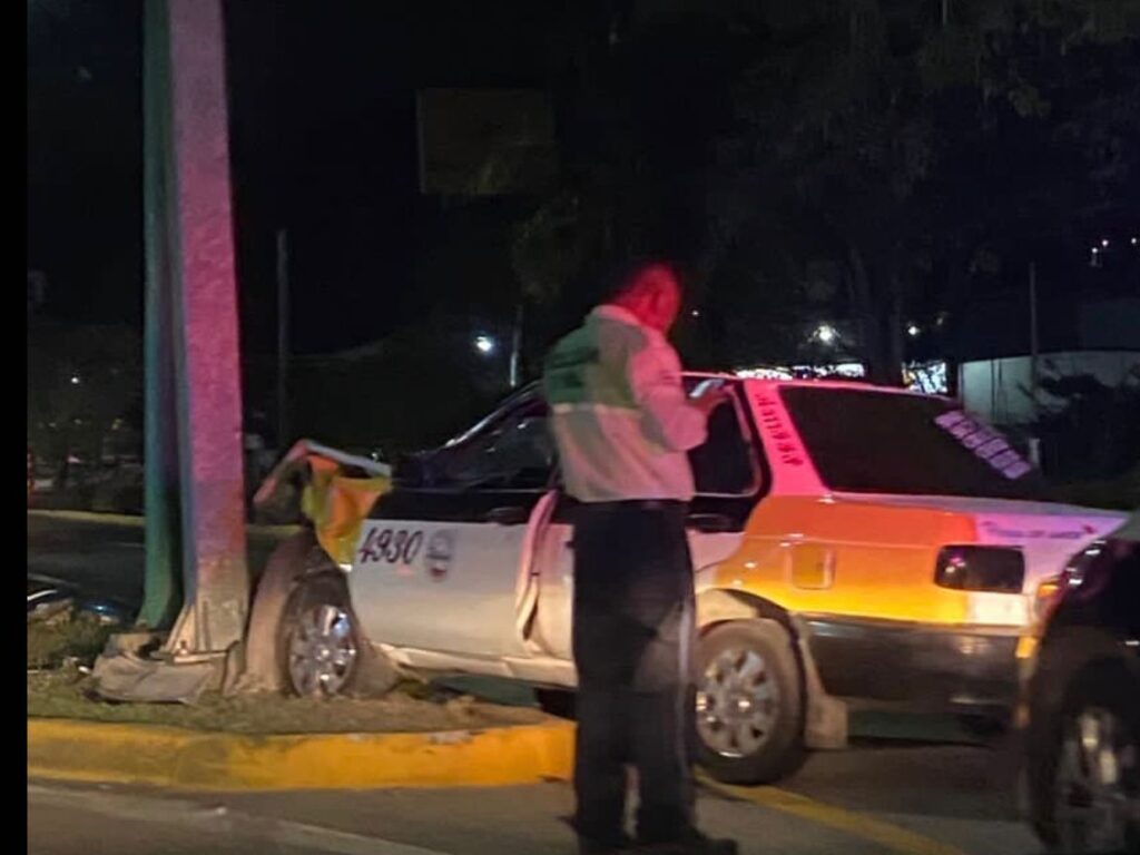Taxi de Acapulco choca contra un anuncio en Paseo de Zihuatanejo