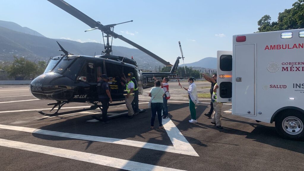 Trasladan en aeronave de la SSPGro a paciente con probable lesión medular al Estado de México