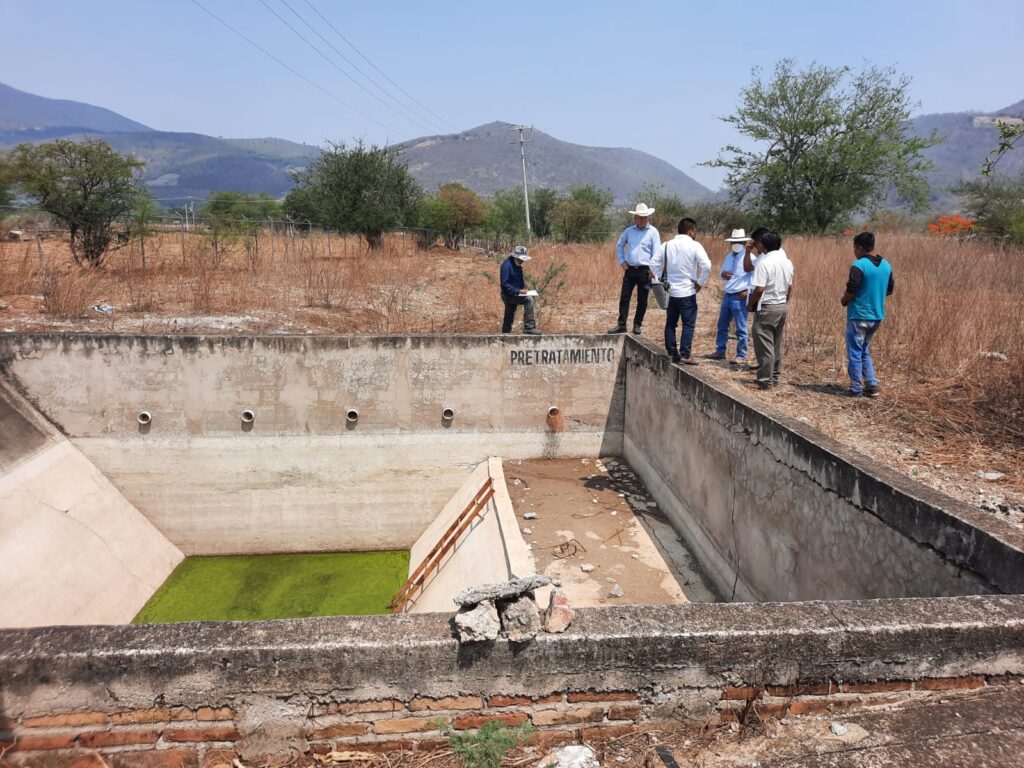 Supervisa titular de Capaseg la rehabilitación del drenaje en Huitziltepec