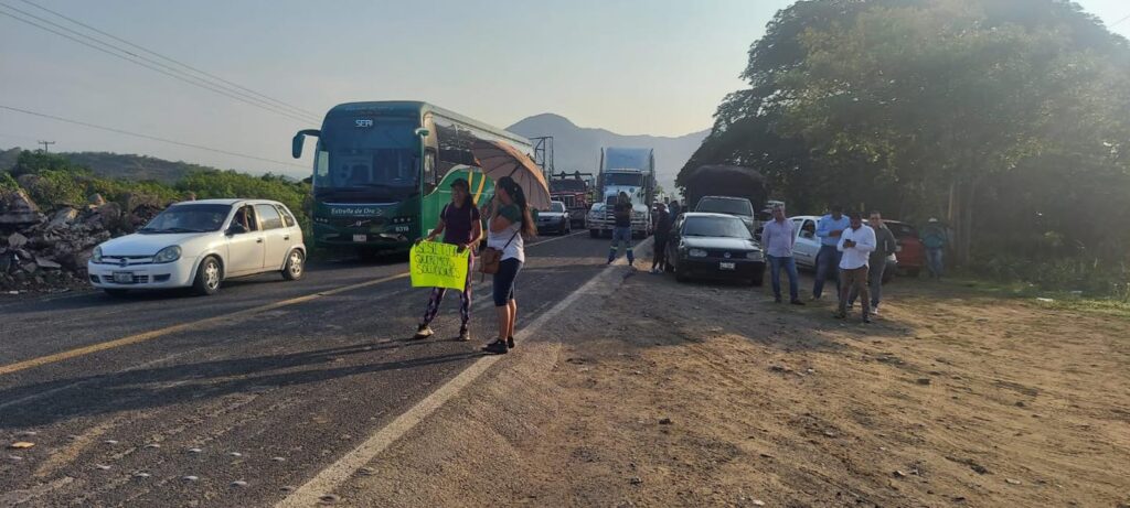 Liberan manifestantes la carretera Acapulco- Zihuatanejo
