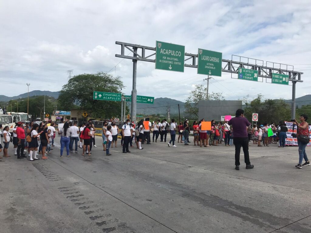 En Acapulco… A punto de enfrentarse turistas con padres de familia del Cobach de La Máquina 