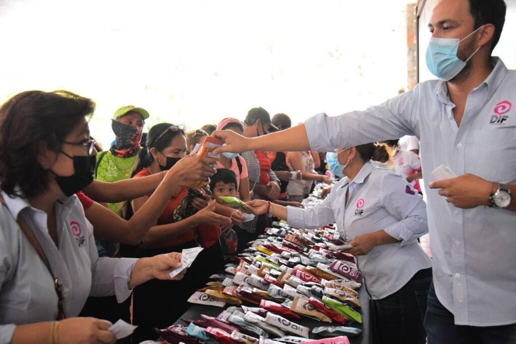 DIF Zihuatanejo entrega lentes graduados de forma gratuita
