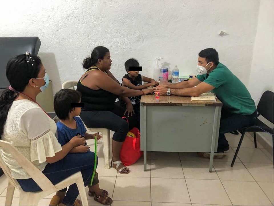 Oportuna atención del gobierno de Petatlán para una mujer que presentó problemas de salud