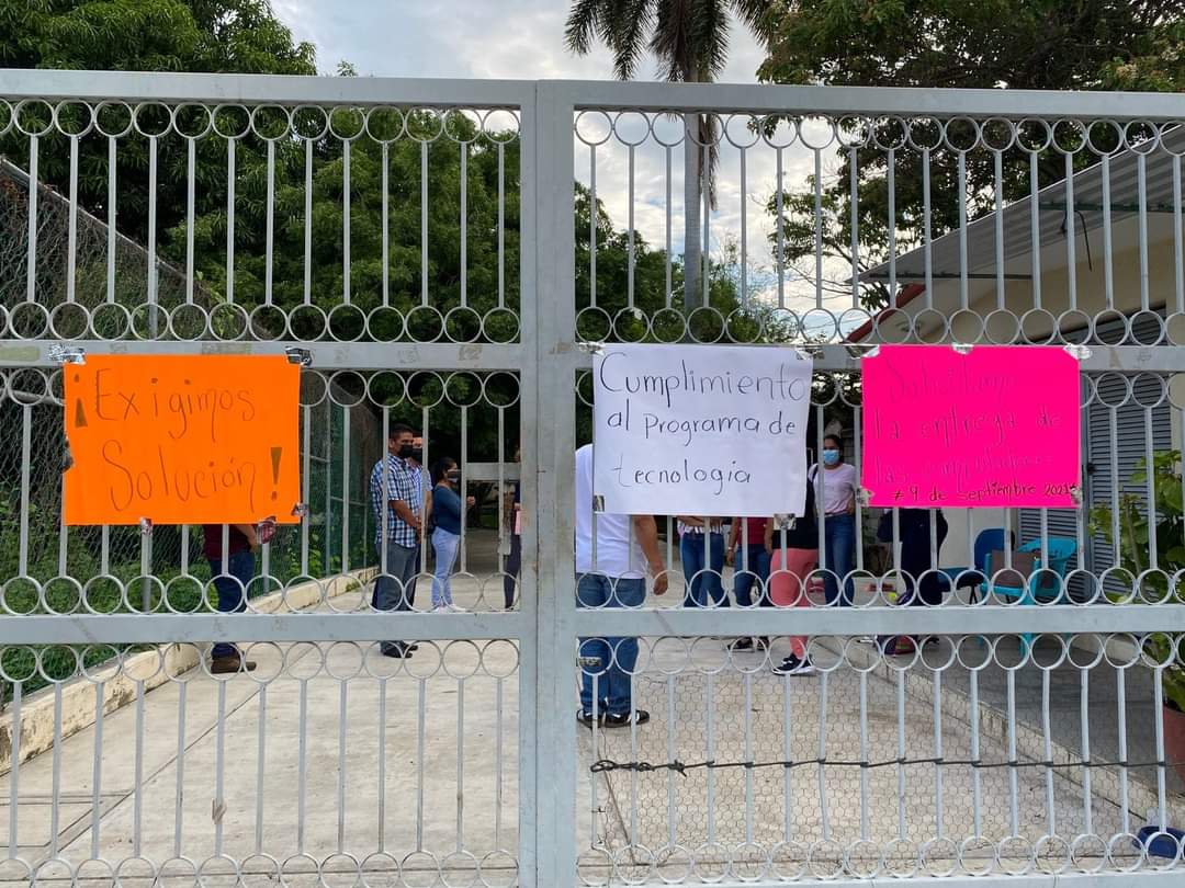 Toman oficina de la SEG en Tecpan