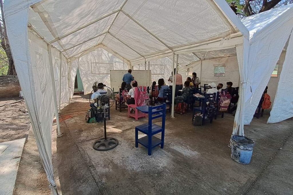 Rehabilitar escuela en Técpan, demandan