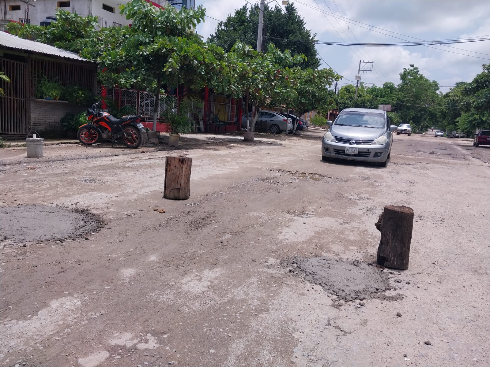 Vecinos reparan carretera ante apatía de la SCT