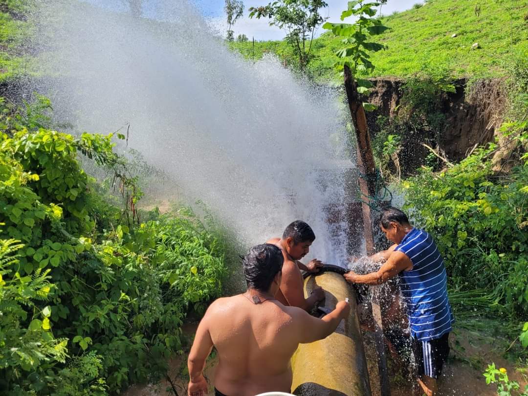 Ruptura  de tubo deja sin agua a Atoyac