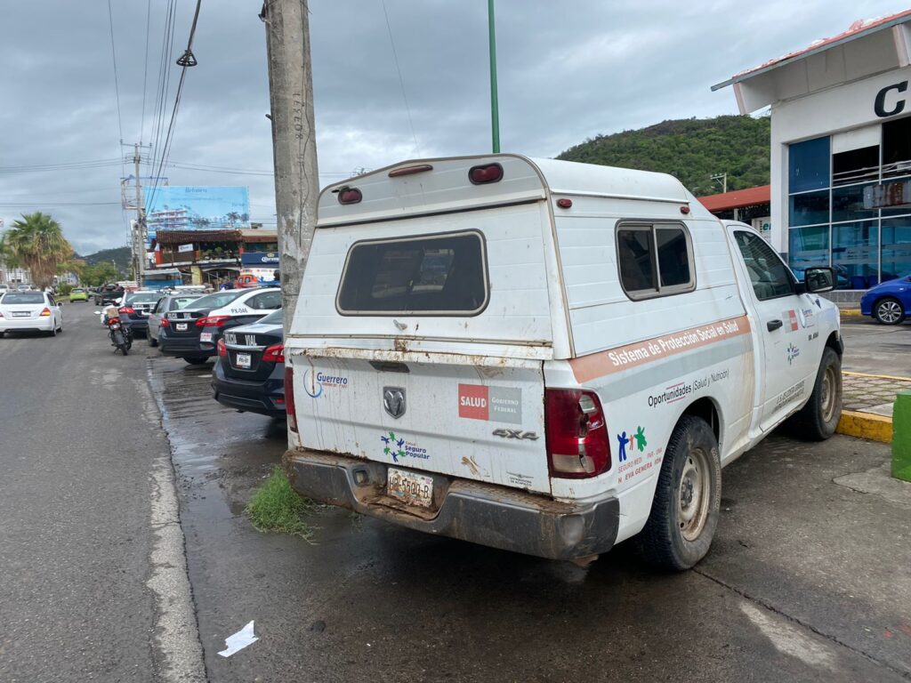 Camioneta de Salud federal provoca carambola vehicular en Paseo de Zihuatanejo