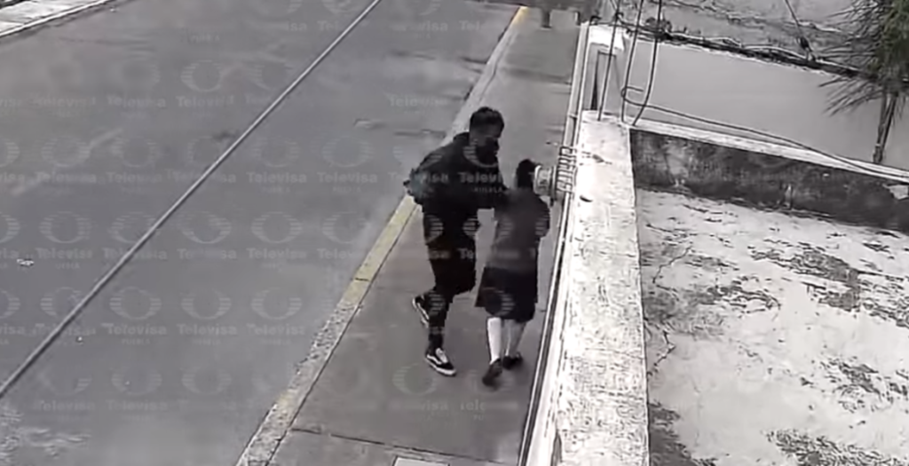 Captan a sujeto manoseando a una estudiante en calles de Puebla