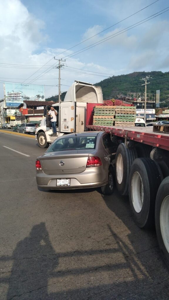 Auto choca contra tráiler en Paseo de Zihuatanejo