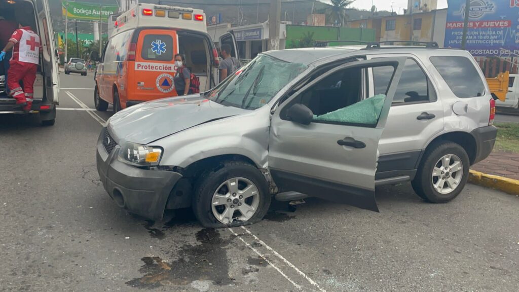 Conductora lesionada tras chocar y volcar su camioneta en Paseo de Zihuatanejo