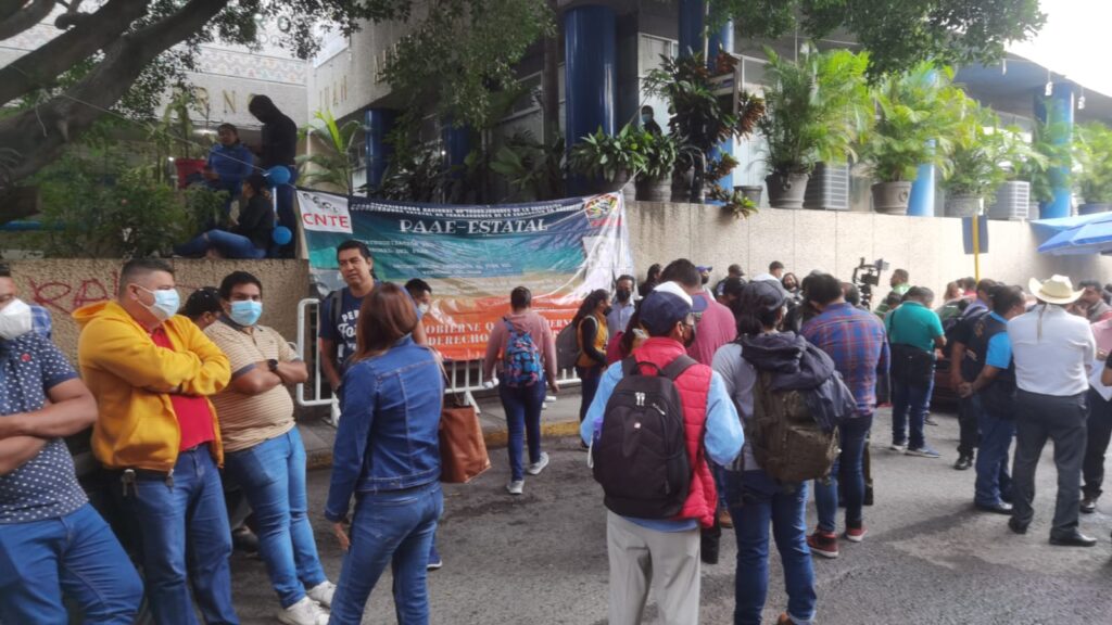 En Chilpancingo… Cetegistas toman ahora edifico de Finanzas y bloquean calles céntricas