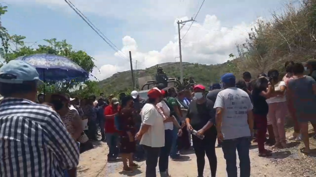 En Chilpancingo… Retienen 9 horas a militares y funcionarios en Petaquillas