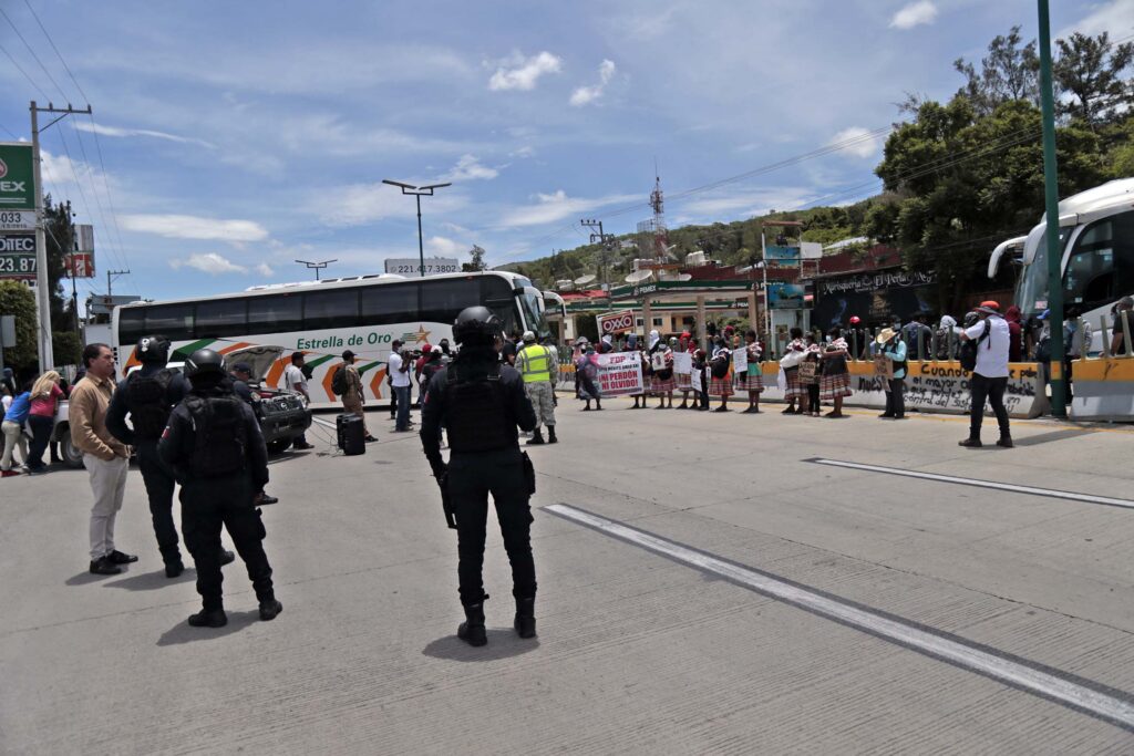 En Chilpancingo… Bloquearon bulevar y se retiran después de que un tráiler embistió 8 vehículos