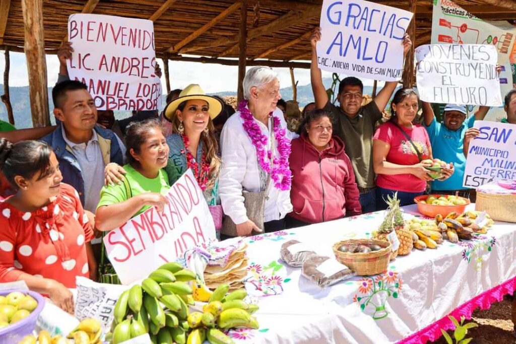 AMLO recibió “lluvia” de peticiones en su gira por la Montaña y Costa Chica