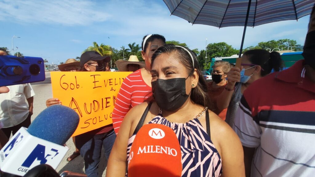 En Acapulco… Con un bloqueo en la Costera exigen que regresen a 26 reclusas a Guerrero