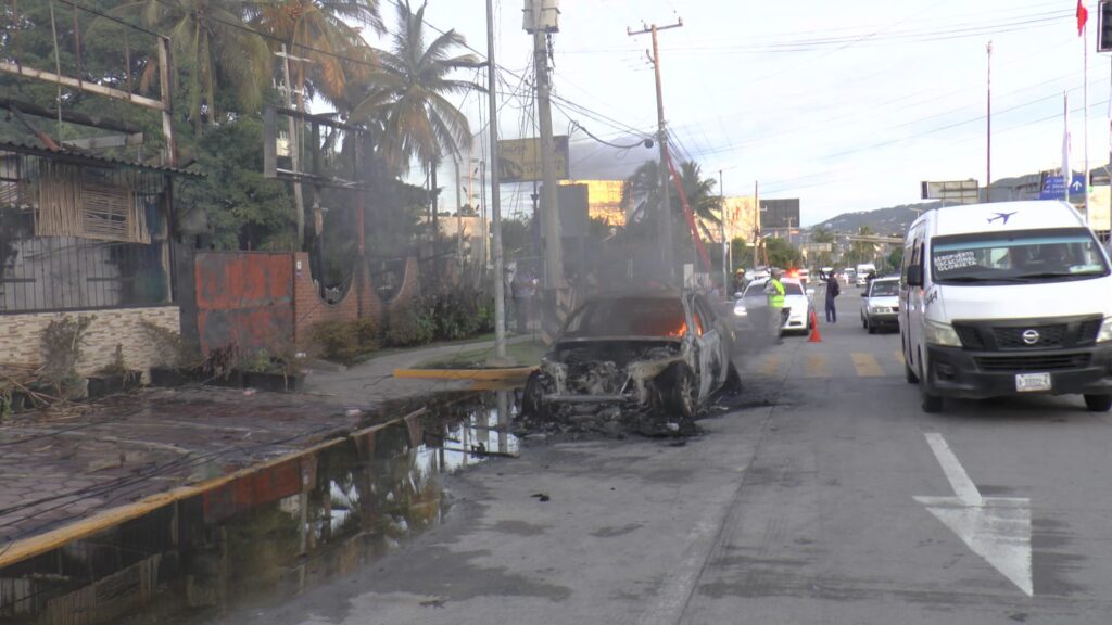 “Se incendian” un auto, dos restaurantes y seis lanchas acuáticas en Acapulco