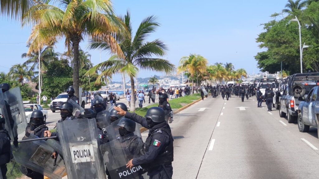 Comerciantes y transportistas en la costera de Acapulco… De nuevo bloquearon, los desalojaron y detuvieron a El Conejo y a 3 mujeres