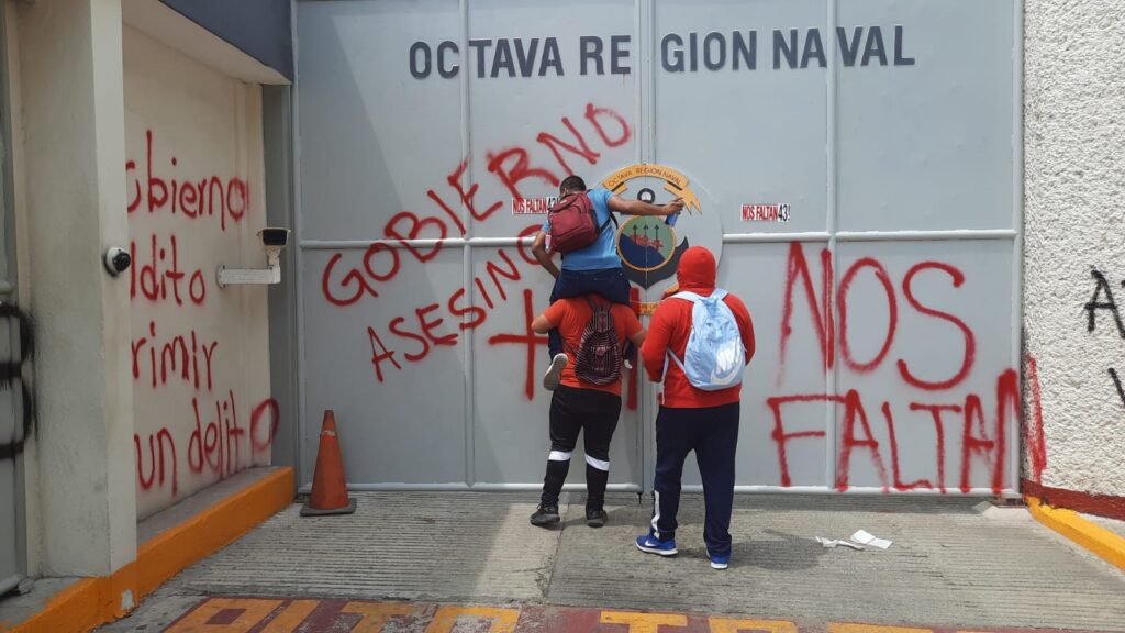 En Acapulco… Normalistas vandalizan la Base Naval y luego se confrontan con los marinos