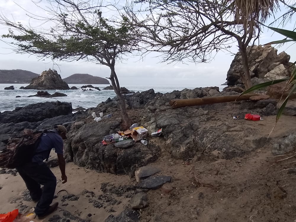 Turistas y habitantes siguen dejando basura en las playas 