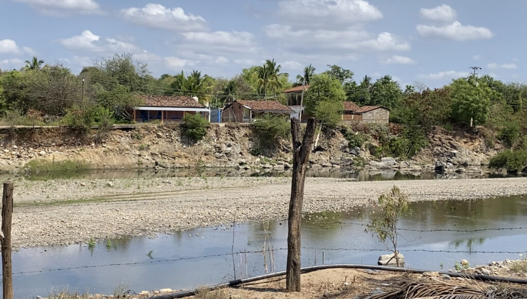 En riesgo cientos de habitantes en bordo del Río de Petatlán